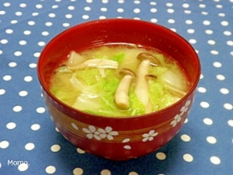 白菜としめじの味噌汁